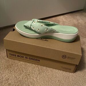 Clarks pale green, bumblebee flip flops size 9